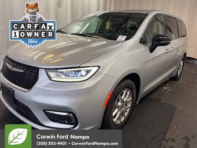 2024 Chrysler Pacifica Touring L's photo