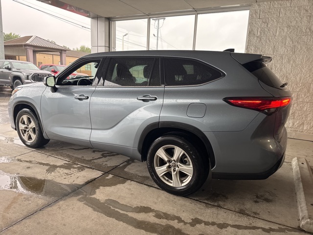 2022 Toyota Highlander LE photo 3