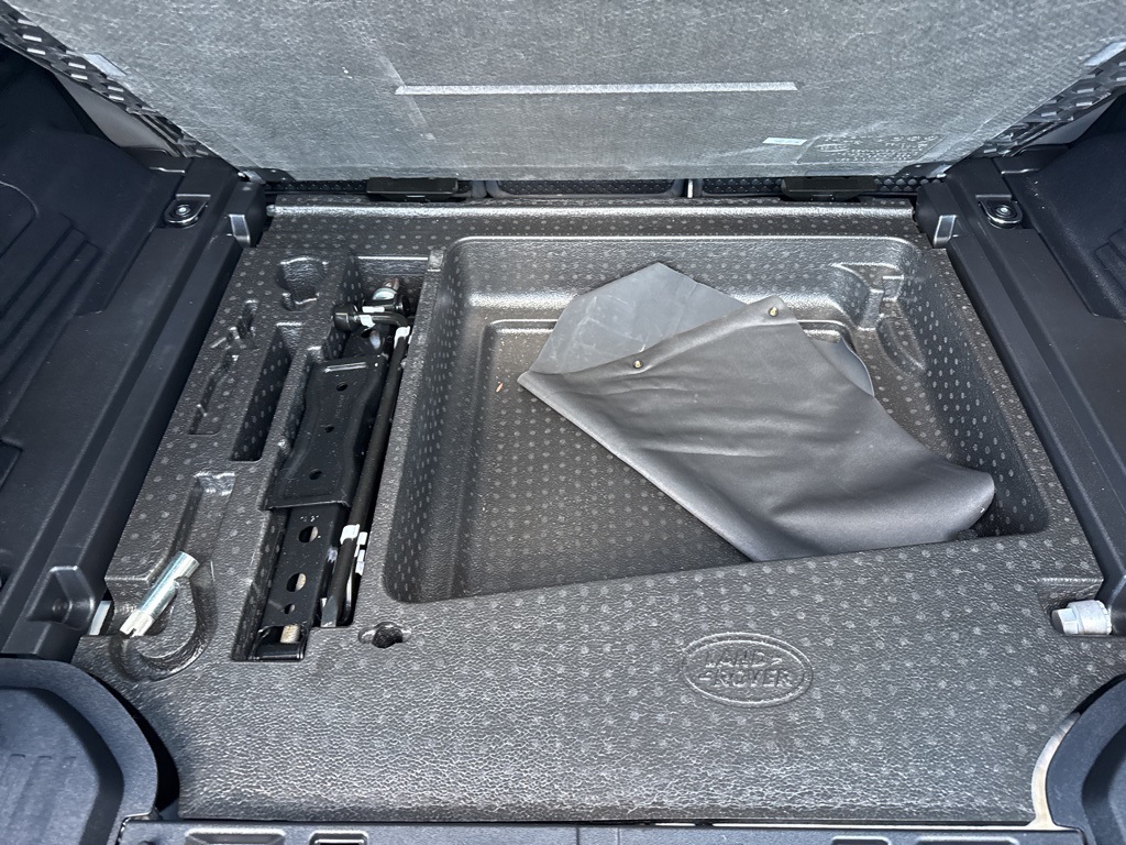 2022 Land Rover Defender 110 X-Dynamic HSE photo 17