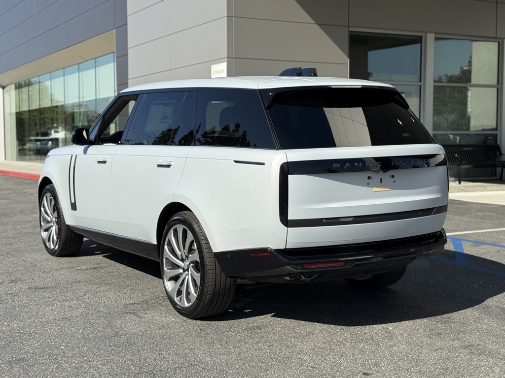 2025 Land Rover Range Rover SE photo 2