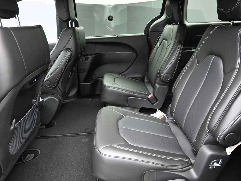 2026 Chrysler Pacifica photo 9