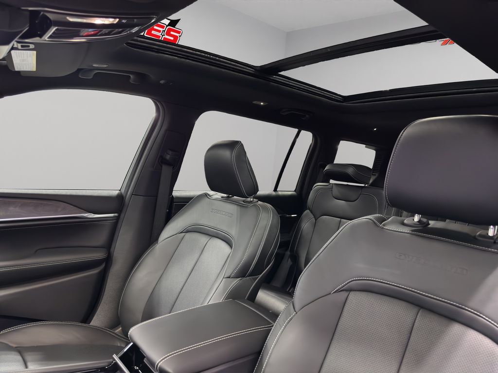 2025 Jeep Grand Cherokee Overland photo 3