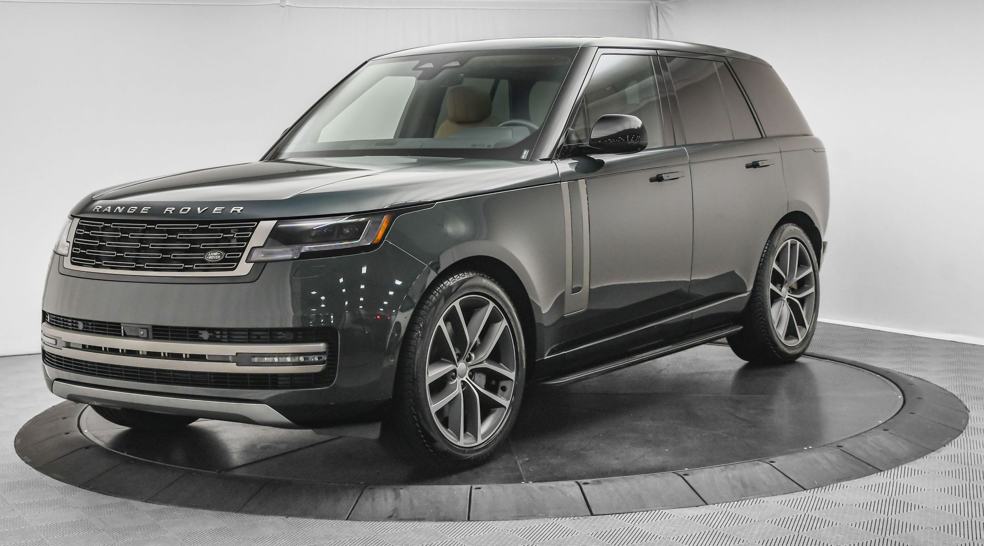 2024 Land Rover Range Rover SE photo 2