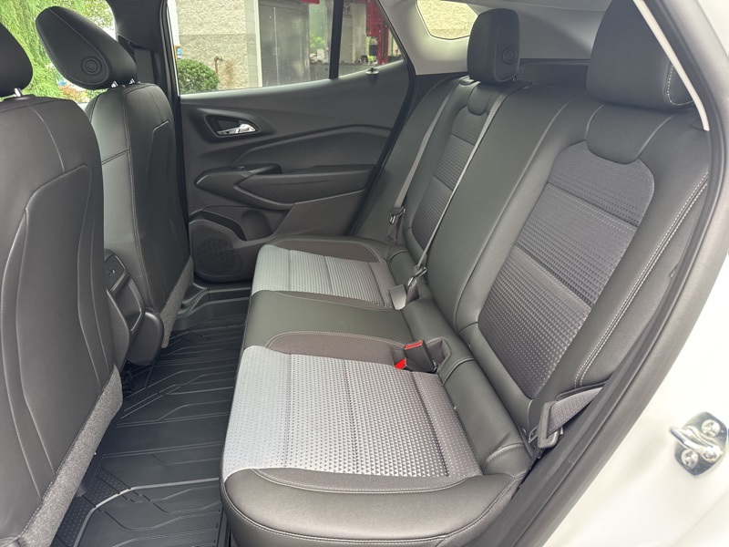 2025 Chevrolet Trax LT photo 27