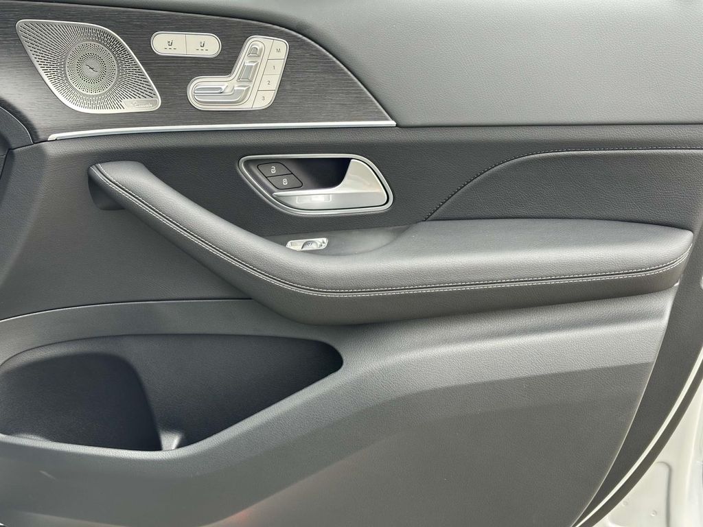 2025 Mercedes Benz GLS 450 4MATIC photo 19