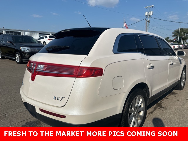 2019 Lincoln MKT photo 11
