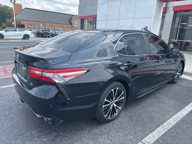 2018 Toyota Camry SE photo 3