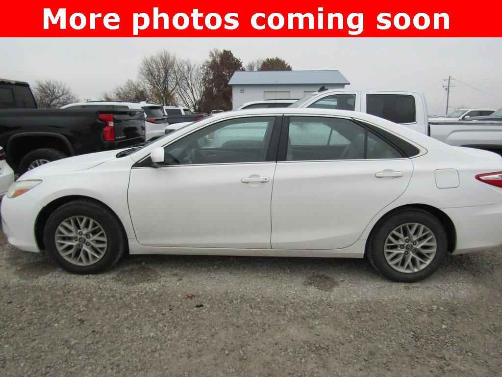 2016 Toyota Camry XLE photo 2