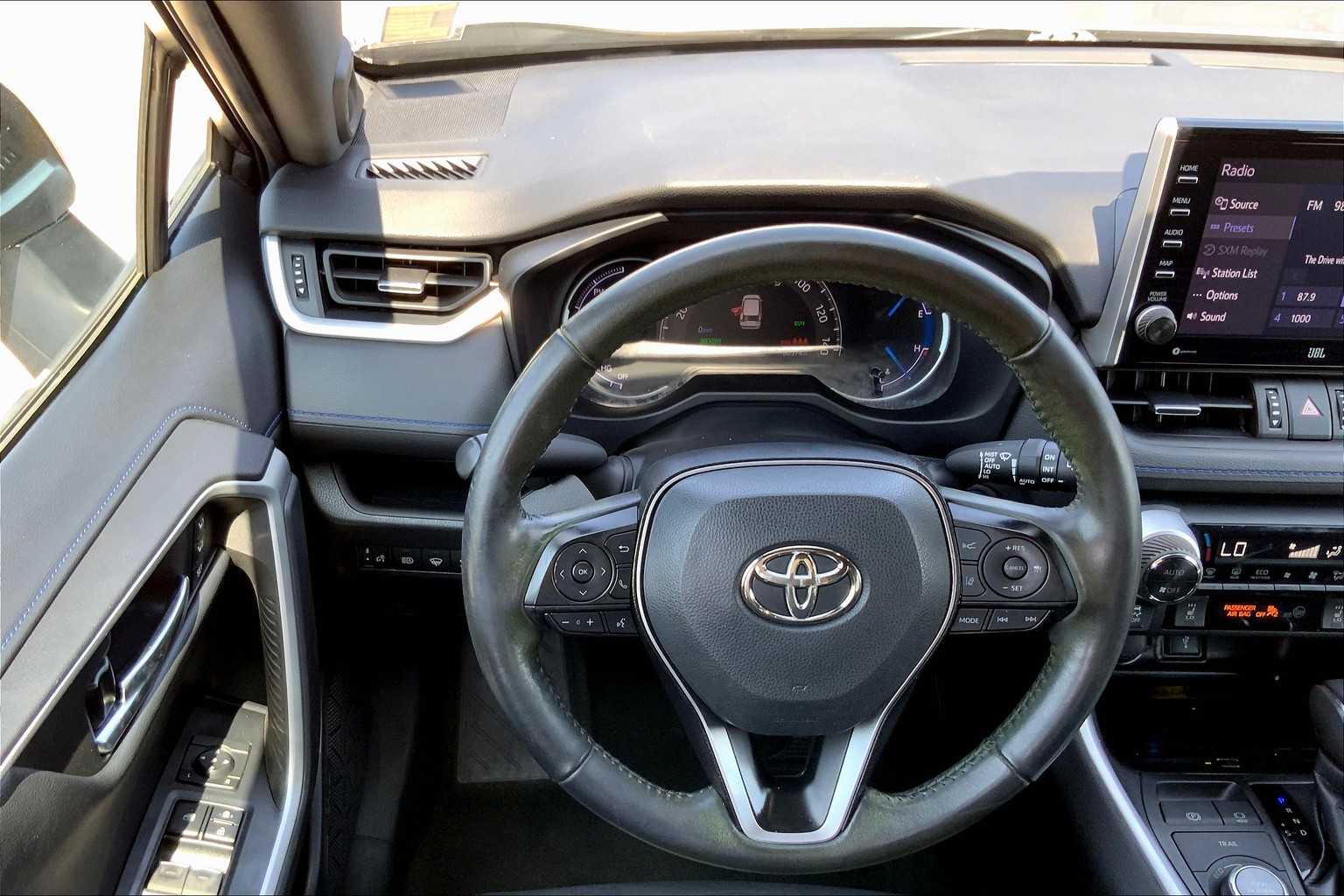 2022 Toyota RAV4 Hybrid XSE photo 5