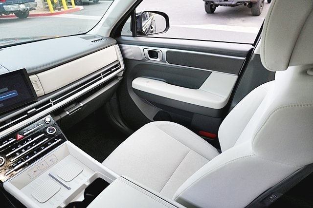 Used 2025 Black Hyundai SE image 22