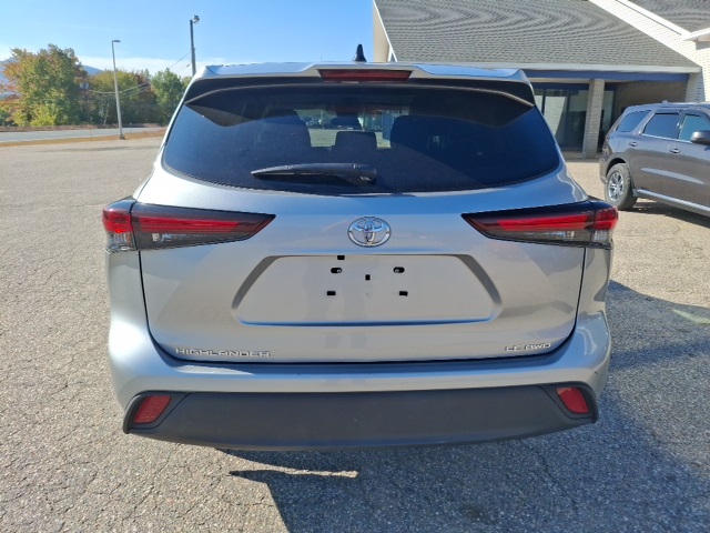 2024 Toyota Highlander LE photo 4