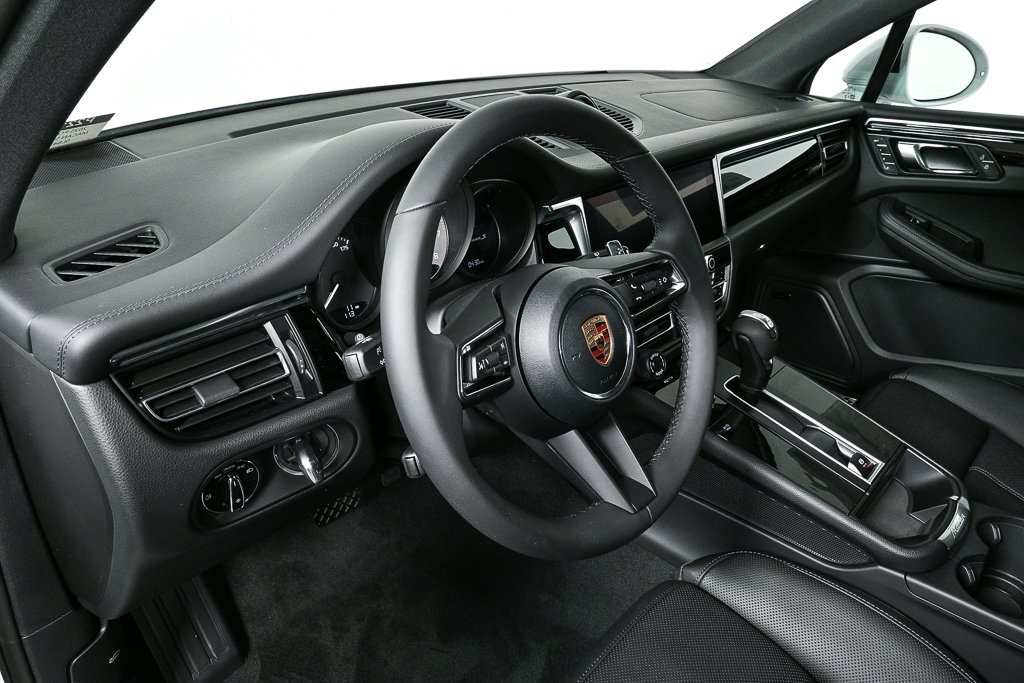 2025 Porsche Macan S photo 4