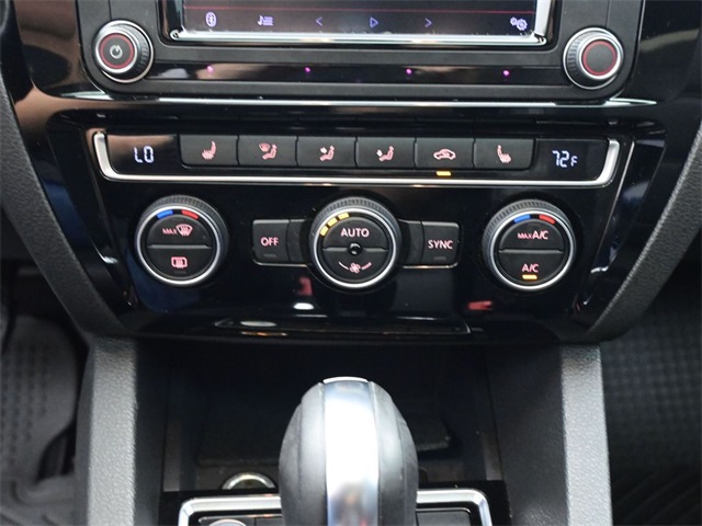 2017 Volkswagen Jetta 1.8T SEL photo 3
