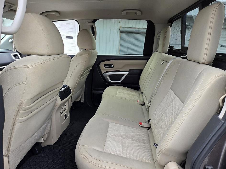 2016 Nissan Titan SV photo 11