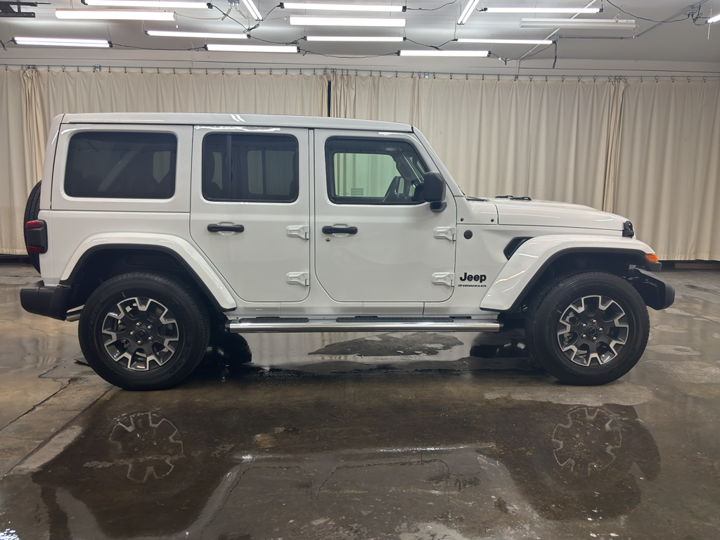 2025 Jeep Wrangler Sahara photo 4