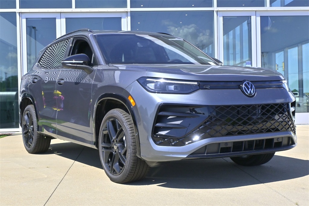 2025 Volkswagen Tiguan SE R-LINE BLACK's photo