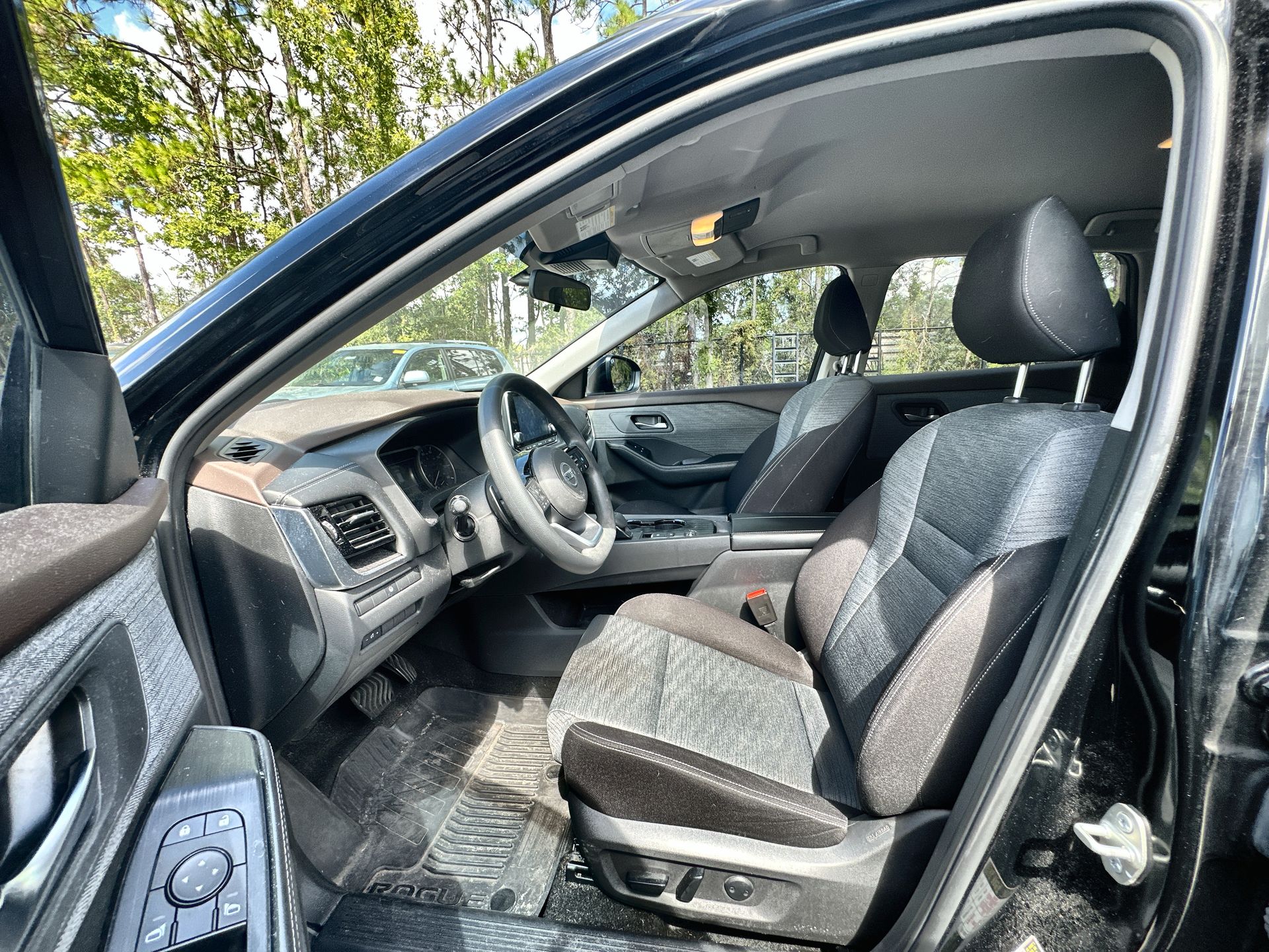 2021 Nissan Rogue SV photo 2