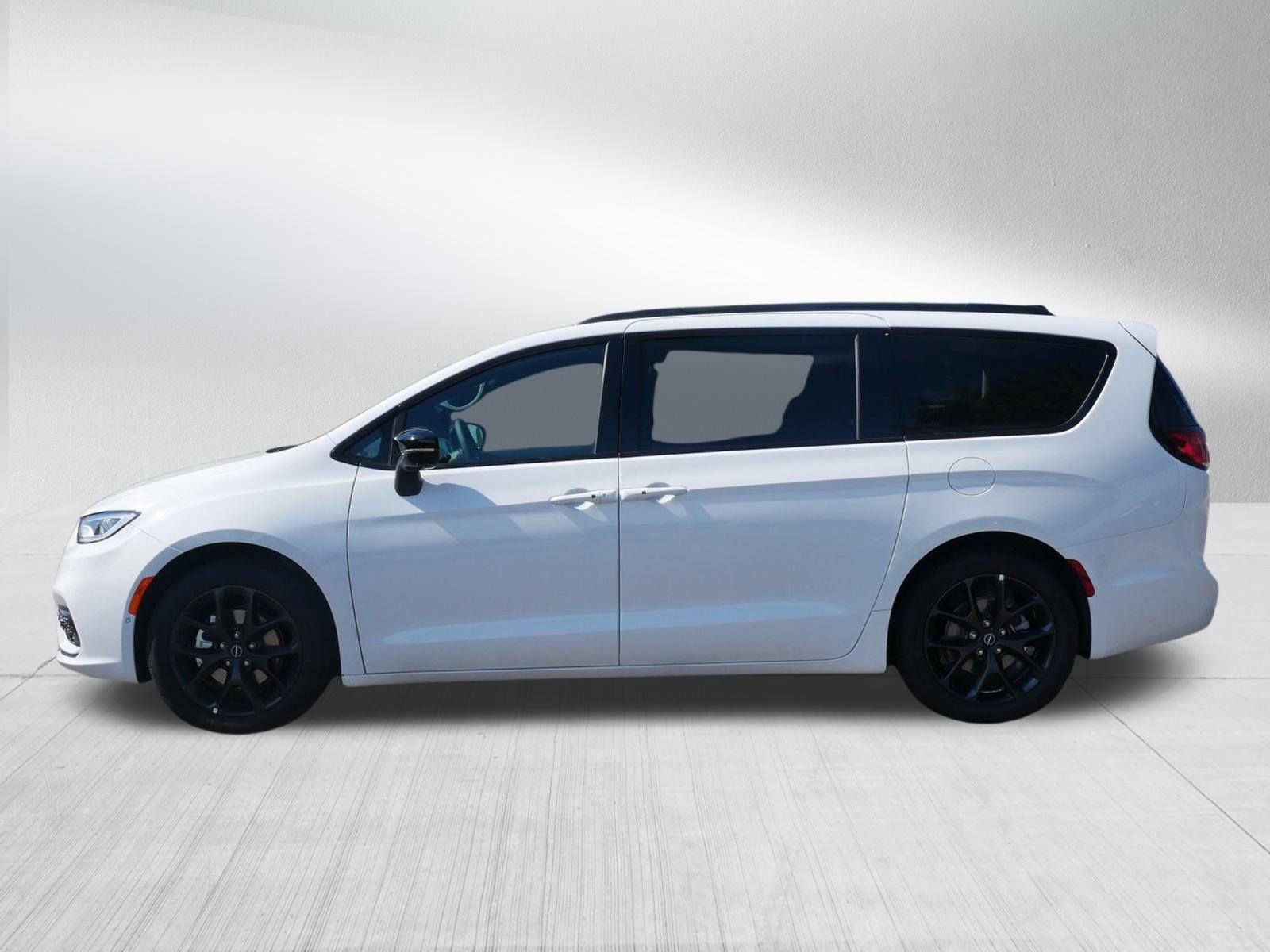 2026 Chrysler Pacifica Limited photo 4