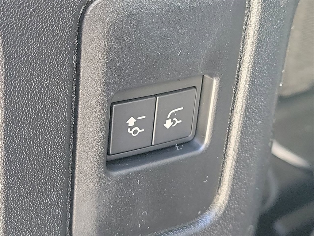 2025 Land Rover Defender 110 S photo 11