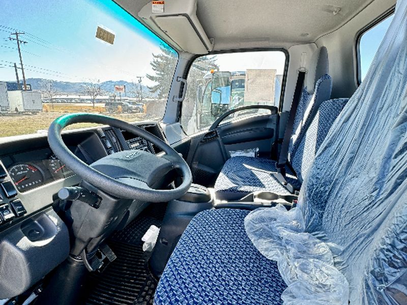 2024 Isuzu NRR photo 3