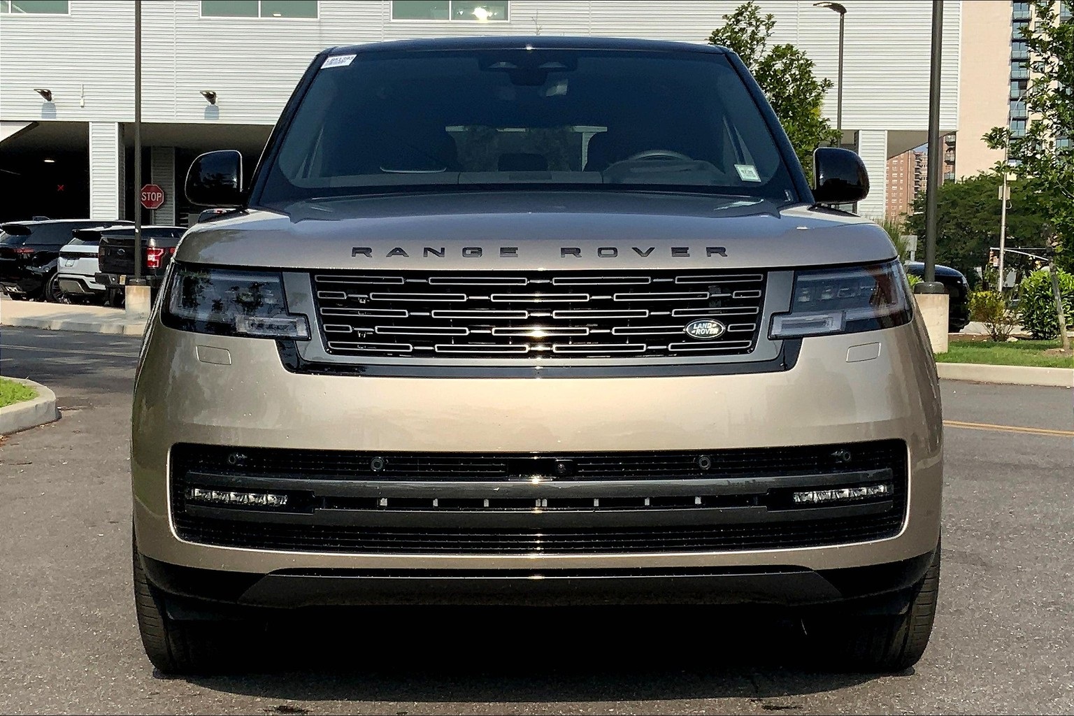2025 Land Rover Range Rover SE photo 3