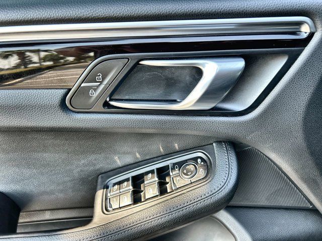 2021 Porsche Macan Base photo 9