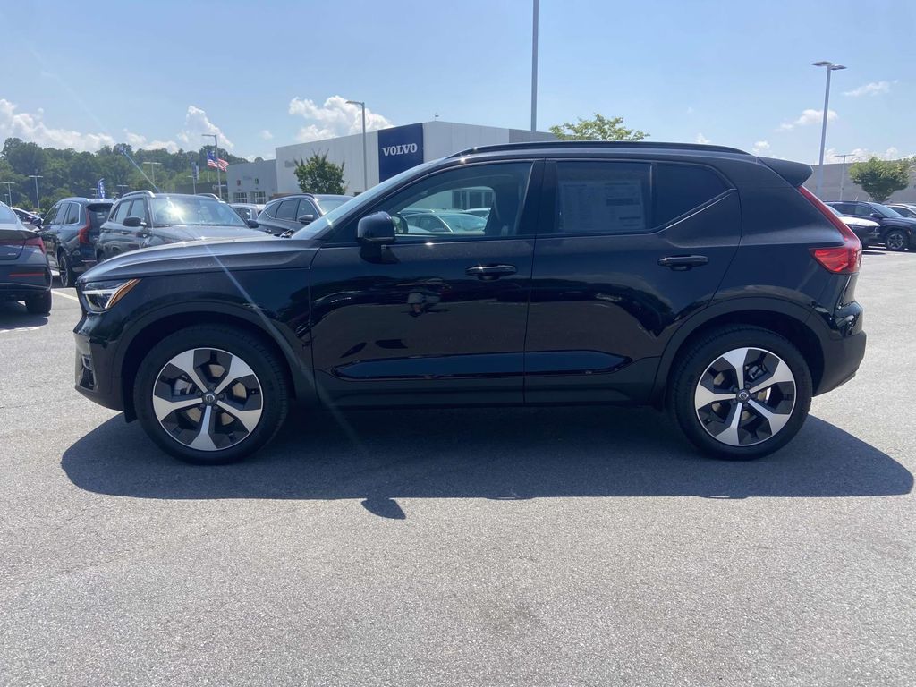 2026 Volvo XC40 AWD Plus photo 17