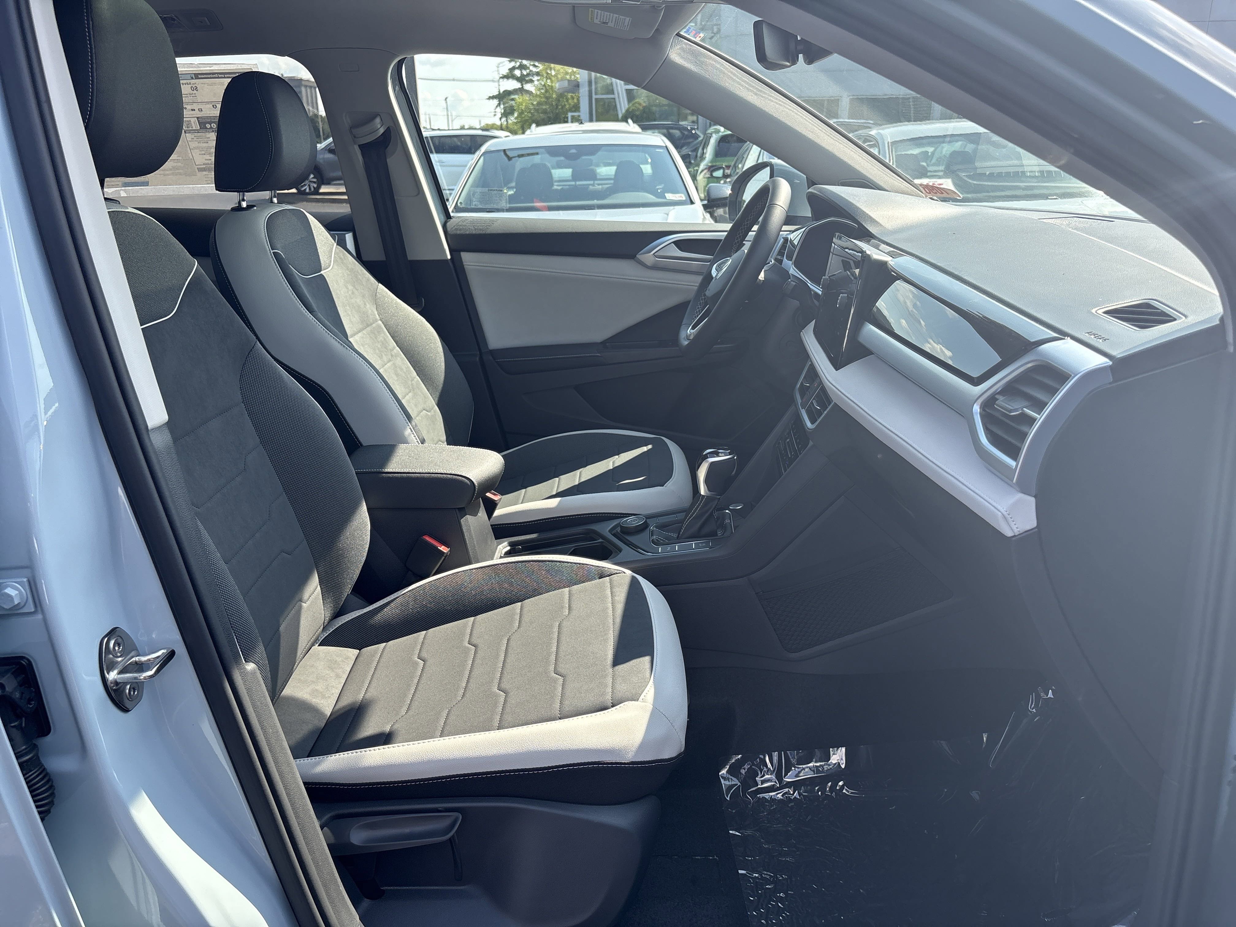 2025 Volkswagen Taos SE photo 10