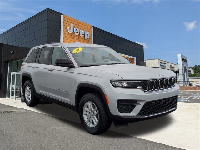 2025 Jeep Grand Cherokee Laredo photo 2