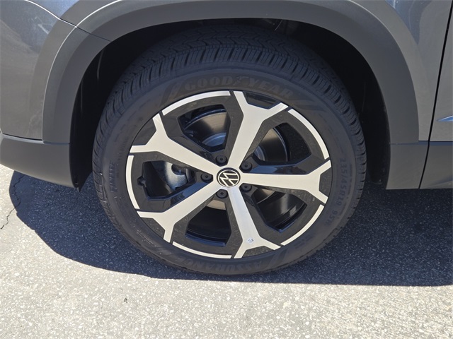 2025 Volkswagen Taos SEL photo 4