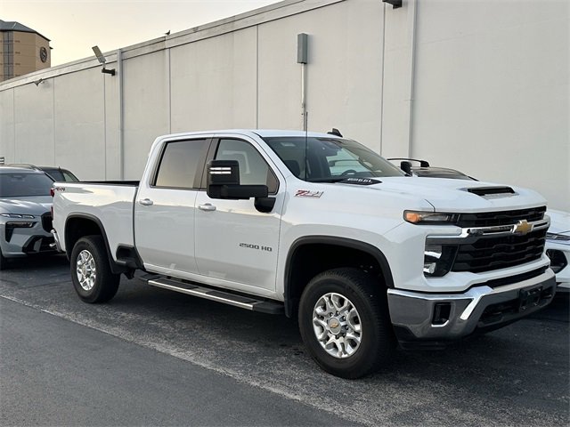2024 Chevrolet Silverado 2500HD LT photo 2