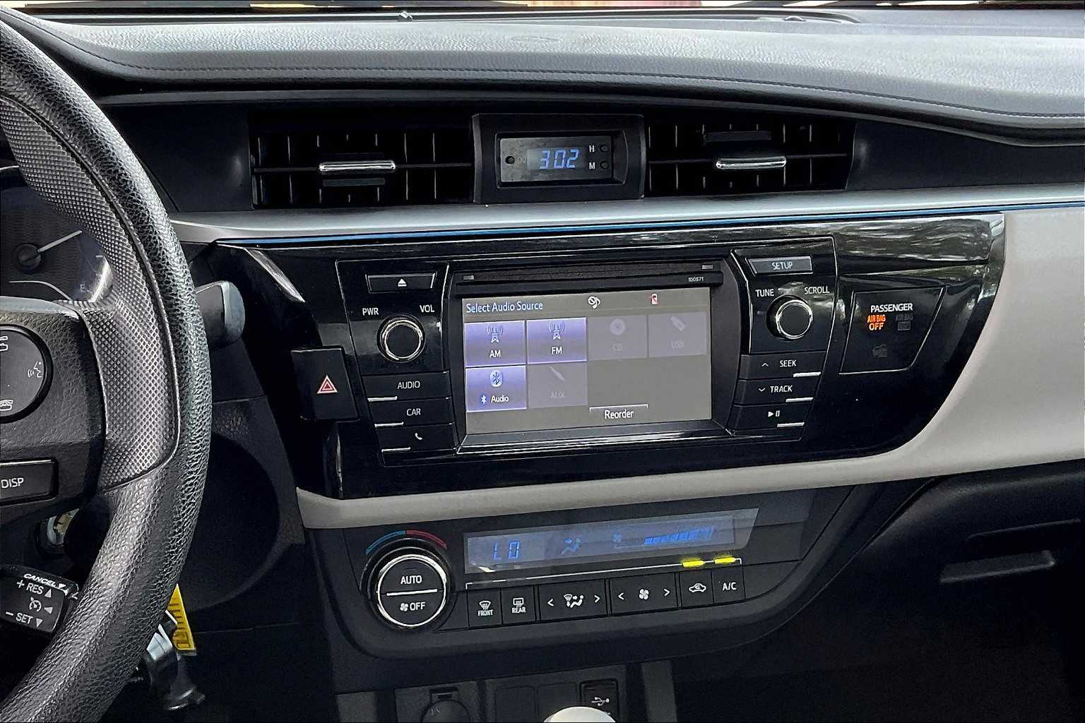 2016 Toyota Corolla LE photo 5