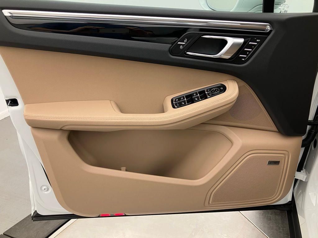 2025 Porsche Macan T photo 14