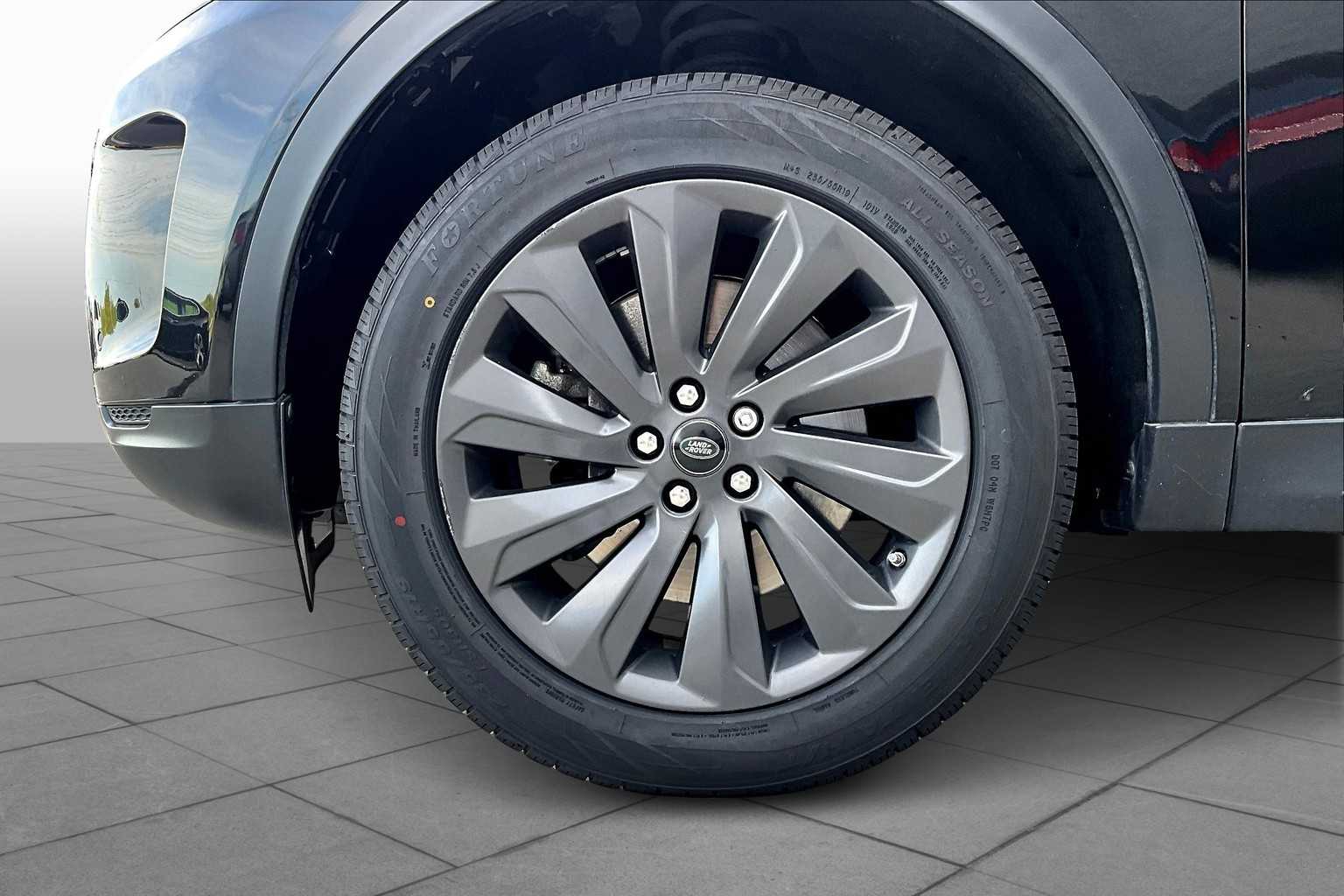 2020 Land Rover Discovery Sport SE photo 9