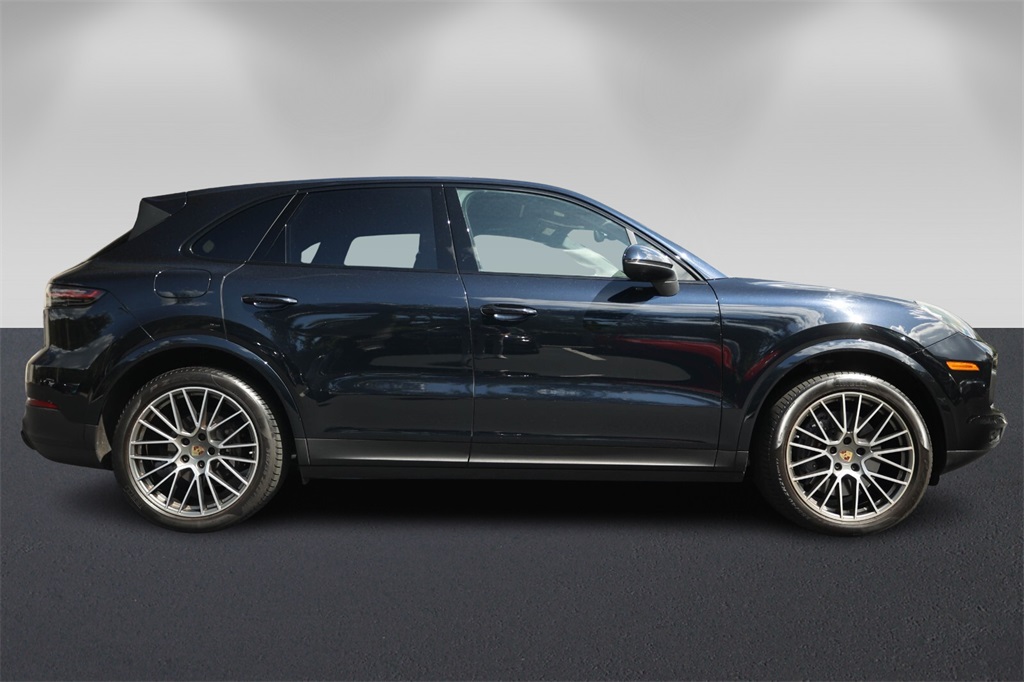 2022 Porsche Cayenne Platinum Edition photo 2