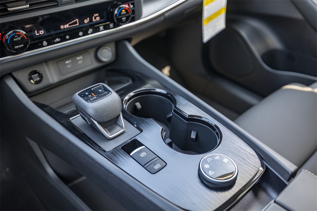 2025 Nissan Rogue SV photo 14