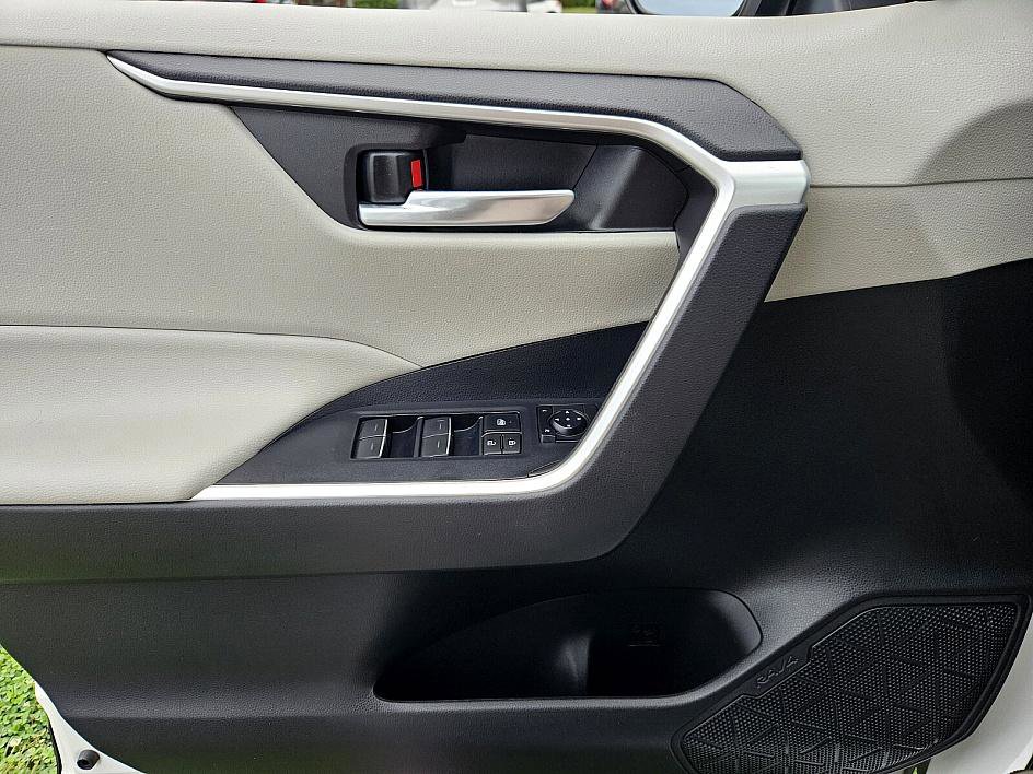 2022 Toyota RAV4 Hybrid XLE photo 25