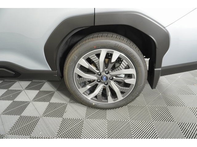 2025 Subaru Forester Touring photo 8