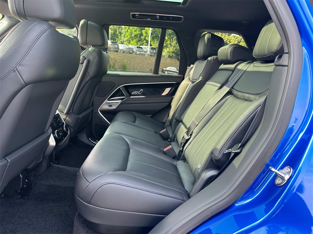 2025 Land Rover Range Rover SE photo 4