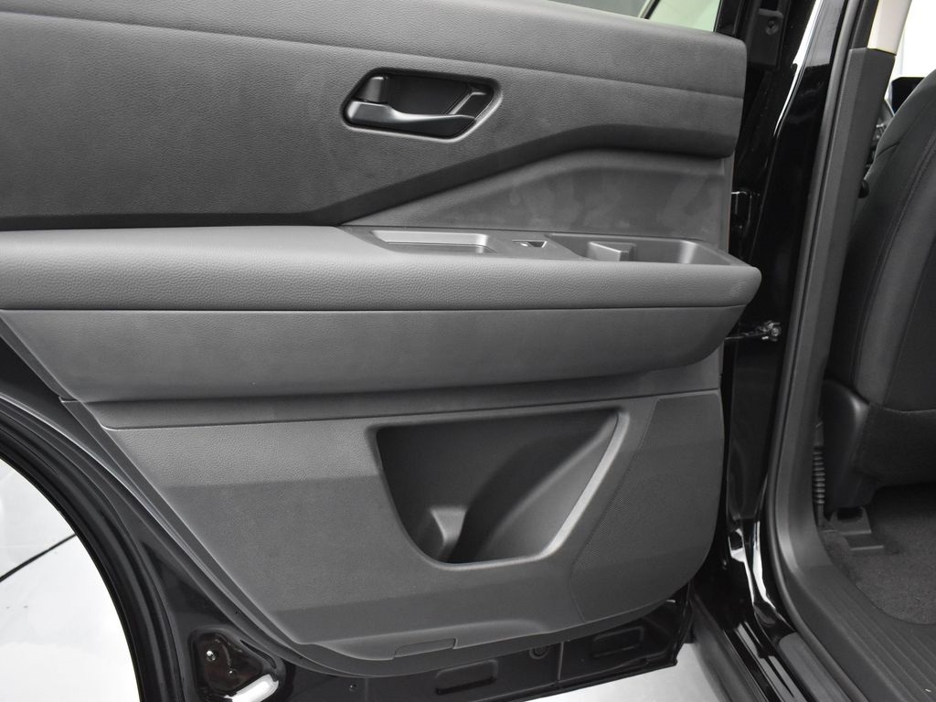 2025 Nissan Pathfinder S photo 14