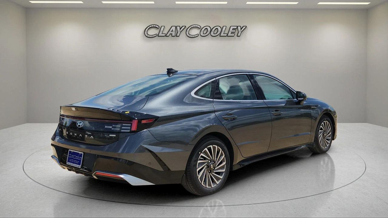 2025 Hyundai Sonata Hybrid Limited photo 3