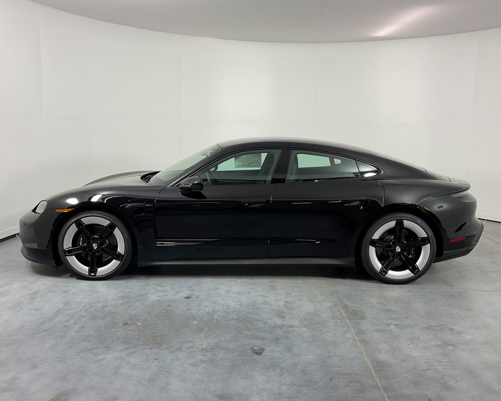 2025 Porsche Taycan photo 2