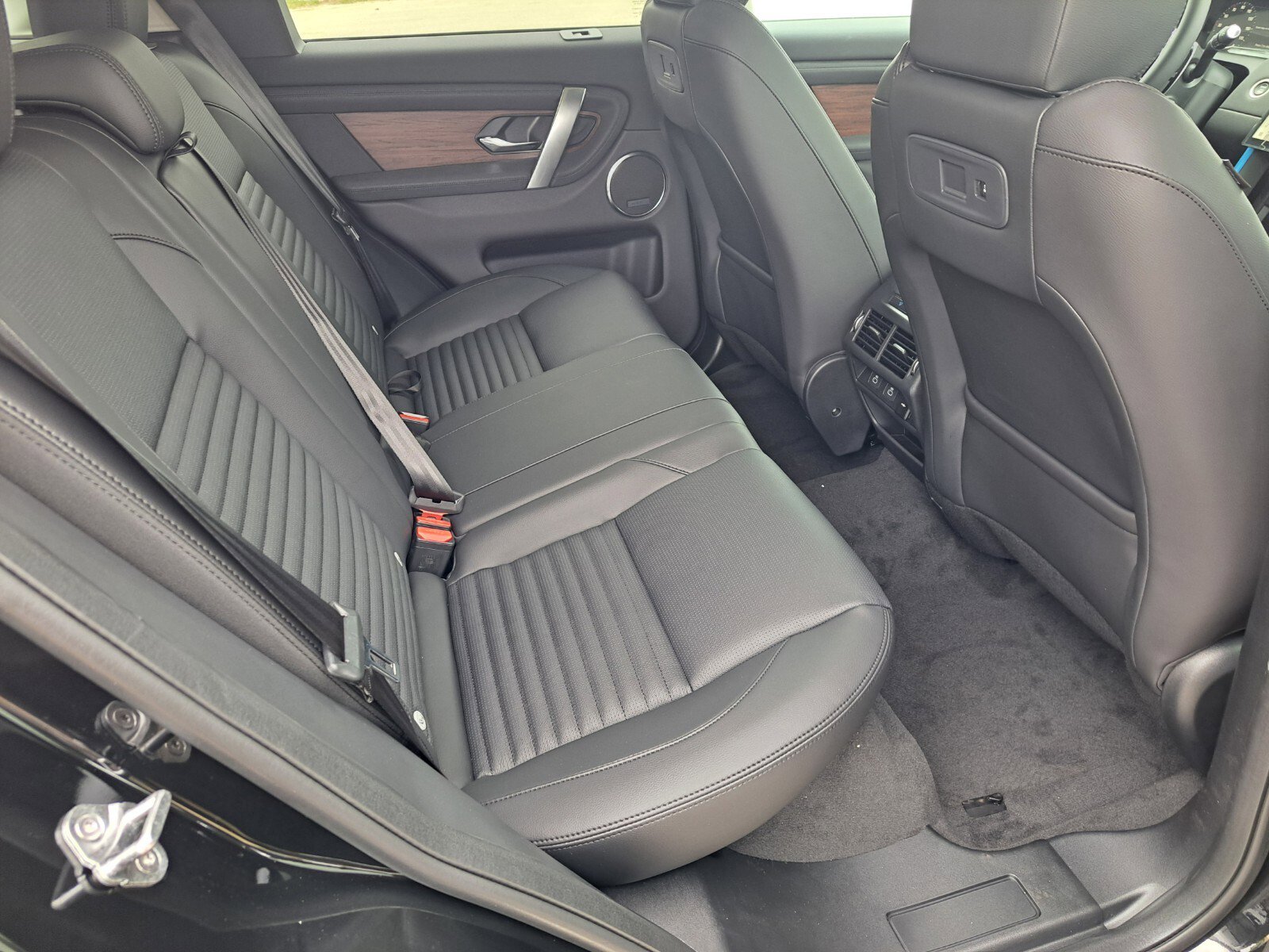 2025 Land Rover Discovery Sport S photo 3