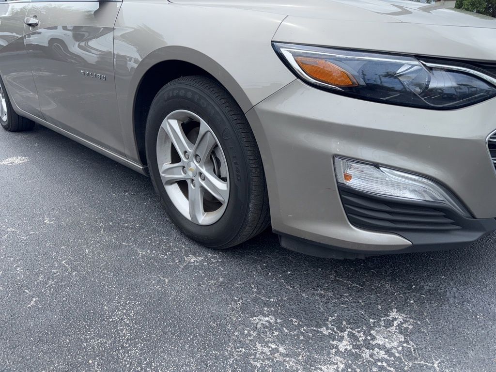 2022 Chevrolet Malibu LS photo 2