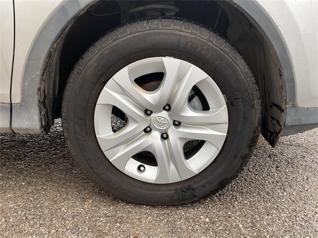 2014 Toyota RAV4 LE photo 9