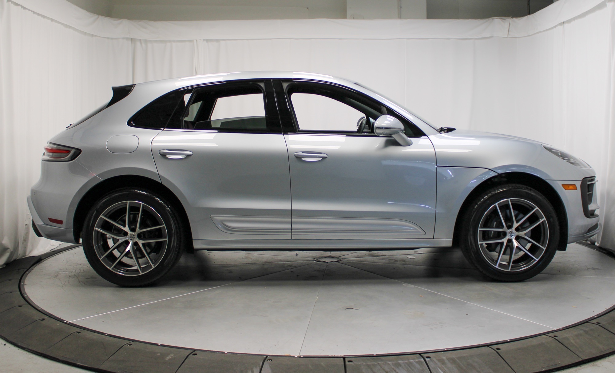 2025 Porsche Macan Base photo 10