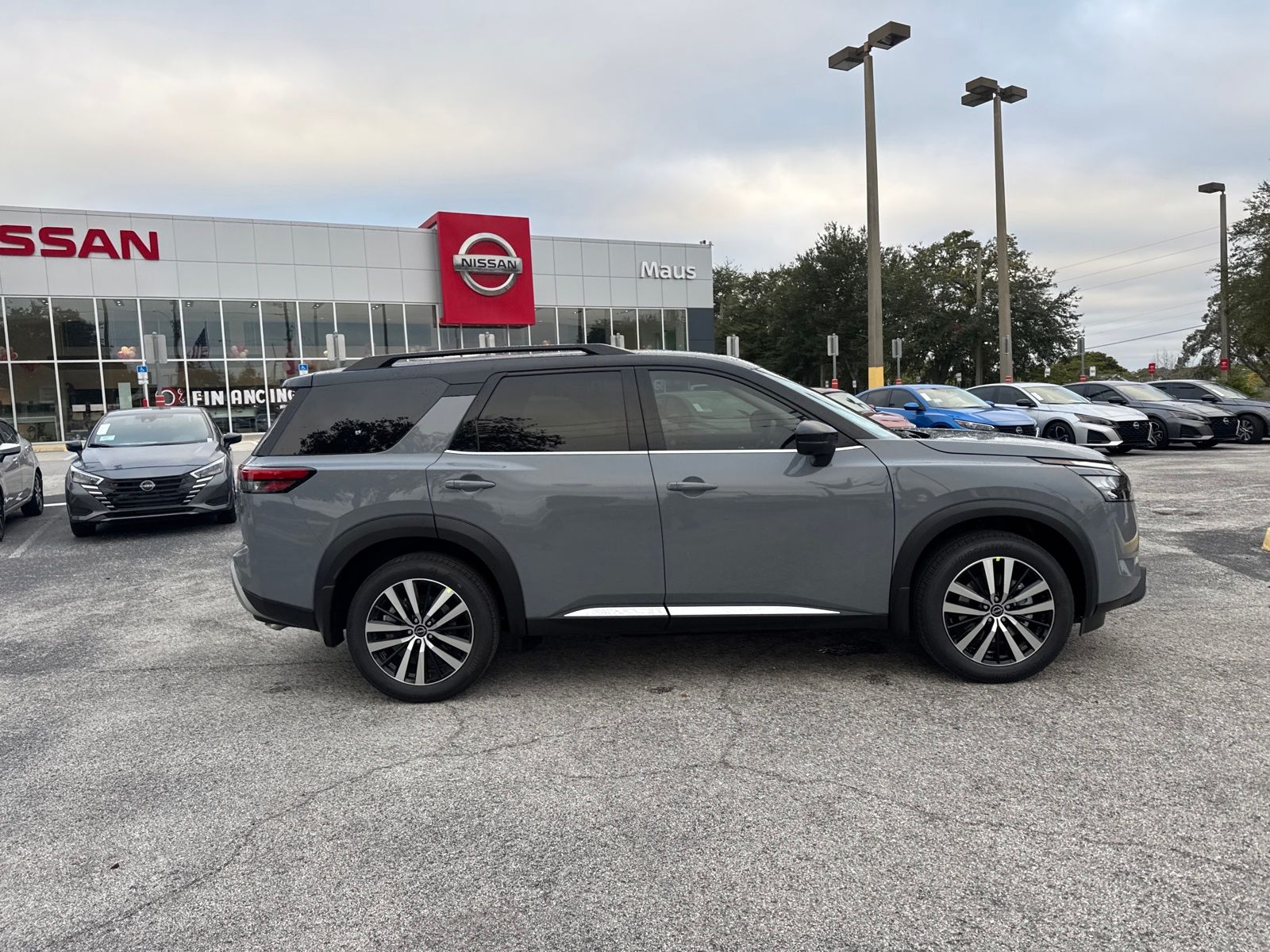 2025 Nissan Pathfinder Platinum photo 4