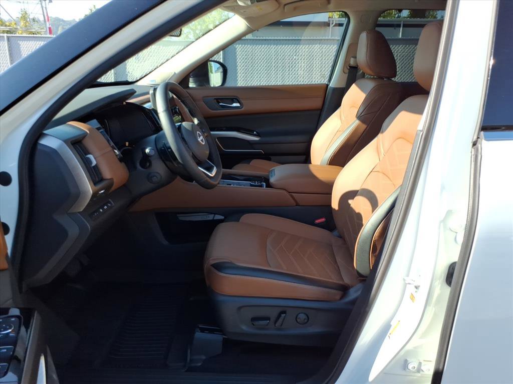 2024 Nissan Pathfinder Platinum photo 8