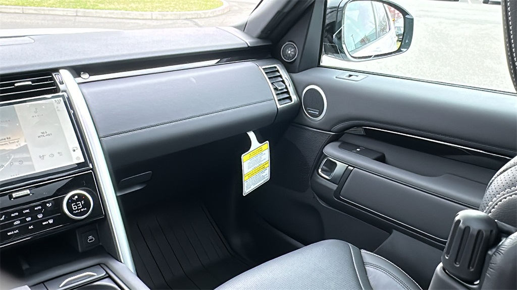 2025 Land Rover Discovery S photo 26
