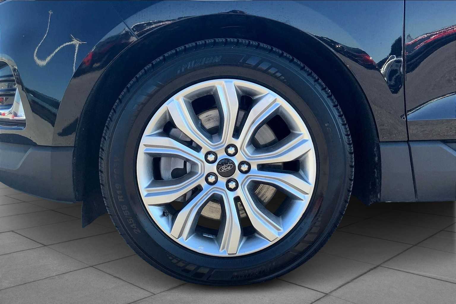 2024 Ford Edge Titanium photo 9